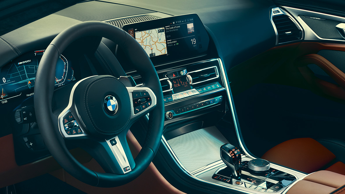 BMW serije 8 Coupé, kokpit. Pogled od blizu na kokpit BMW serije 8 Coupé.