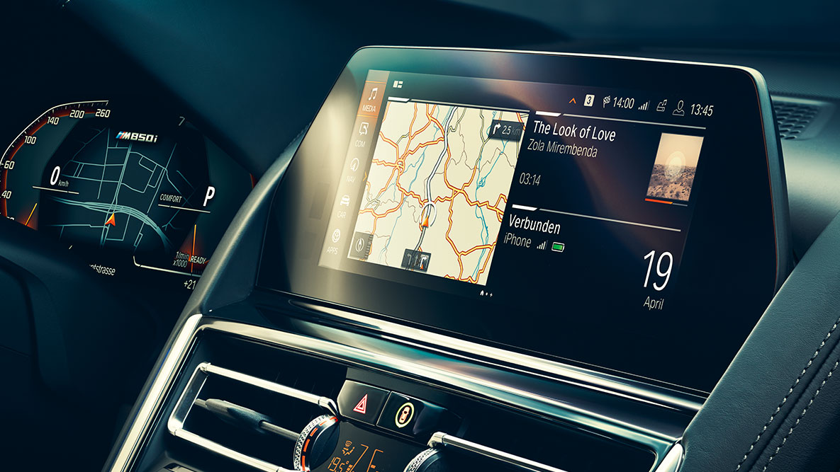 BMW serije 8 Coupé, BMW Live Cockpit Professional. Notranjost BMW serije 8 Coupé z nadzornim prikazovalnikom in BMW Live Cockpit Professional.