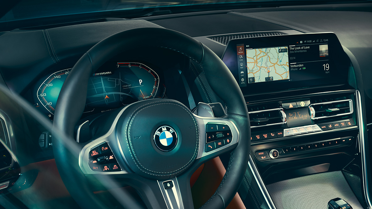BMW serije 8 Coupé, kokpit. Pogled od blizu na notranjost BMW serije 8 Coupé s poudarkom na volanu.