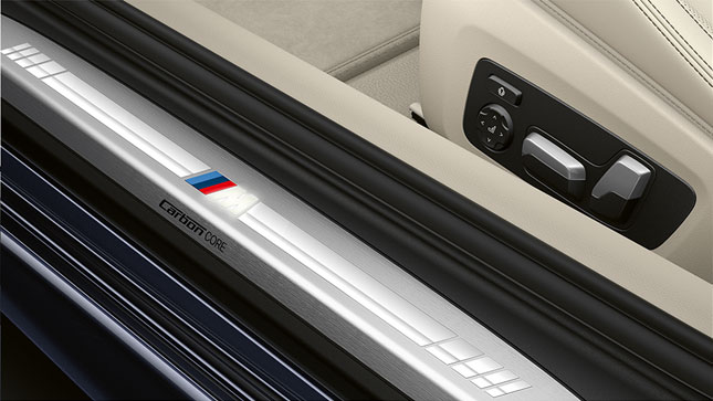 BMW serije 8 Coupé, vratni prag z M-logotipom. Pogled od blizu na vratni prag BMW serije 8 Coupé z M-logotipom.