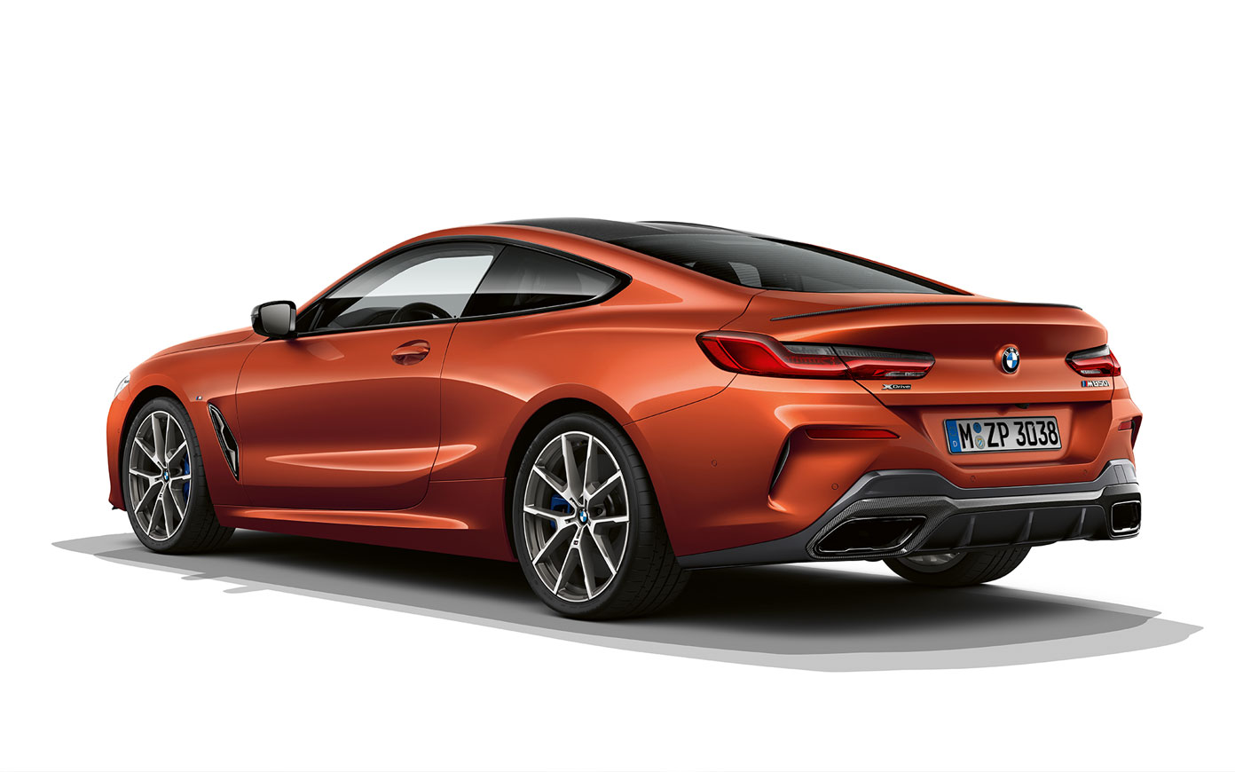 BMW serije 8 Coupé v kovinski barvi Sunset Orange. Mirujoč posnetek BMW serije 8 Coupé v kovinski barvi Sunset Orange na belem ozadju.