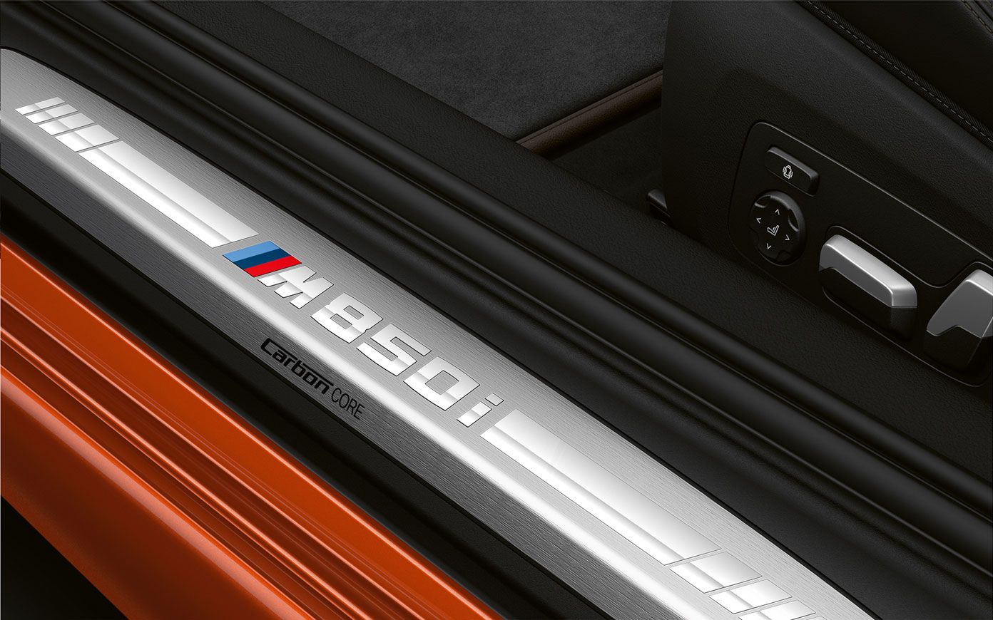 BMW serije 8 Coupé, vratni prag M850i. Pogled od blizu na vratni prag BMW serije 8 Coupé z logotipom M850i.