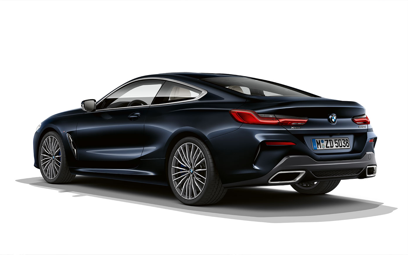 BMW serije 8 Coupé, kovinska barva Carbon Black. Mirujoč posnetek BMW serije 8 Coupé v kovinski barvi Carbon Black na belem ozadju.