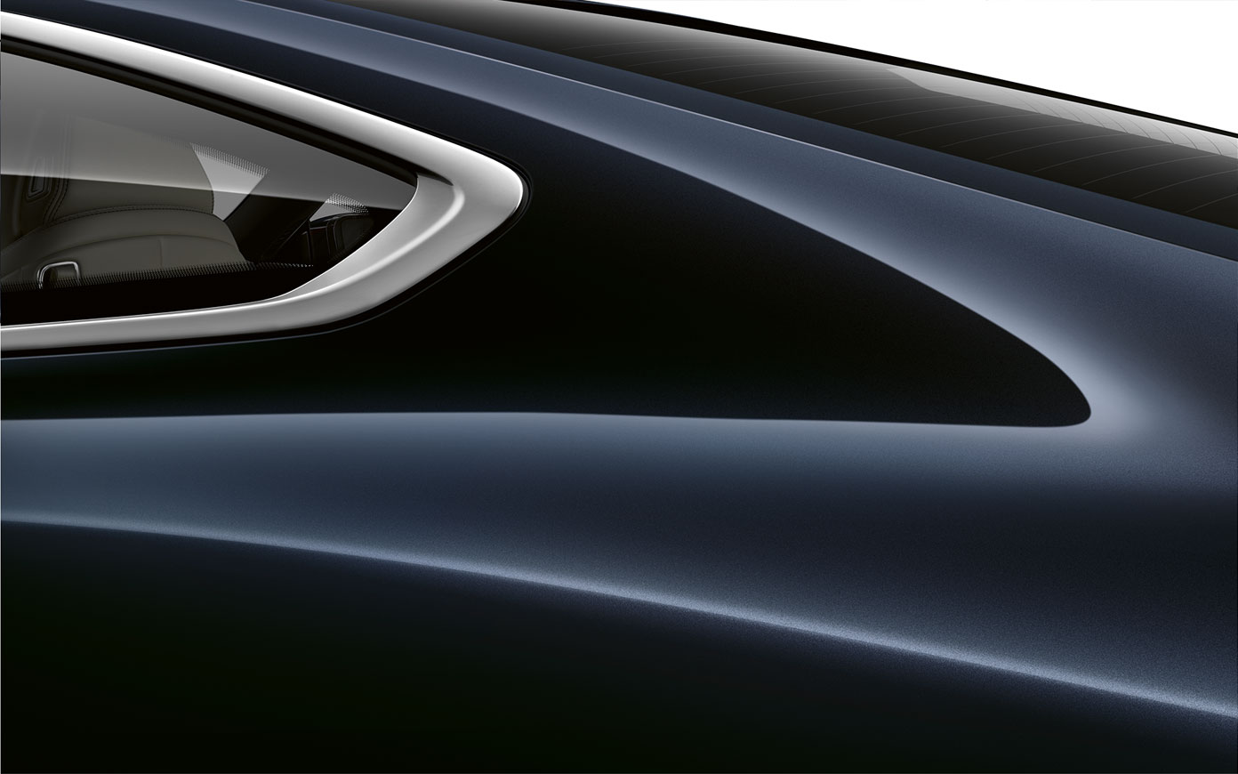 BMW serije 8 Coupé, pogled od blizu na C-stebriček. Pogled od blizu na C-stebriček BMW serije 8 Coupé v kovinski barvi Carbon Black.