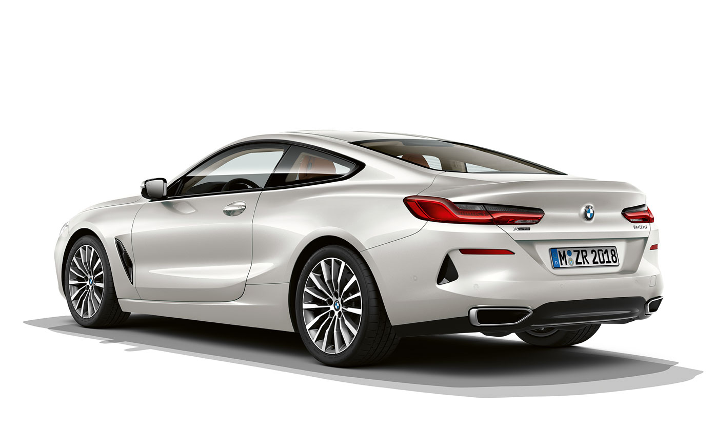 BMW serije 8 Coupé, kovinska barva Mineral White. Mirujoč posnetek BMW serije 8 Coupé v kovinski barvi Mineral White na belem ozadju.