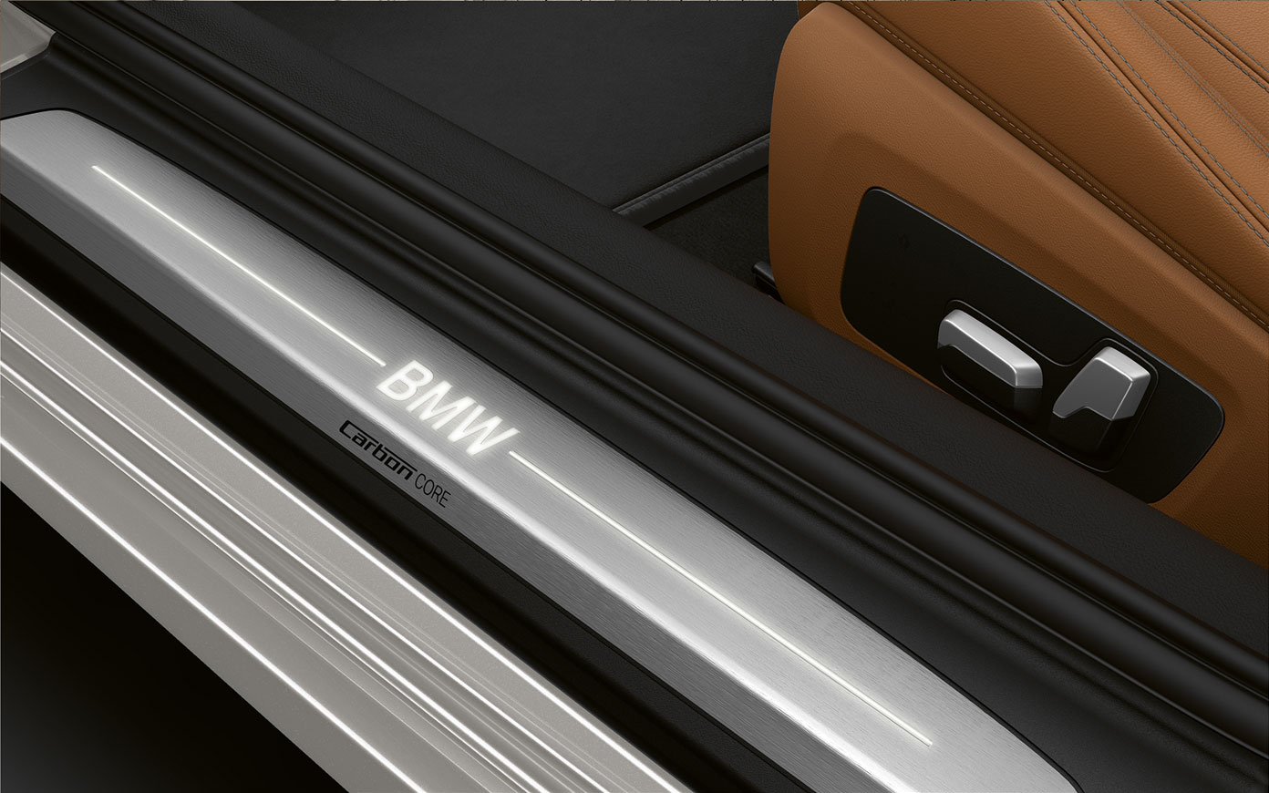 BMW serije 8 Coupé, vratni prag z logotipom BMW. Pogled od blizu na vratni prag BMW serije 8 Coupé z logotipom BMW.