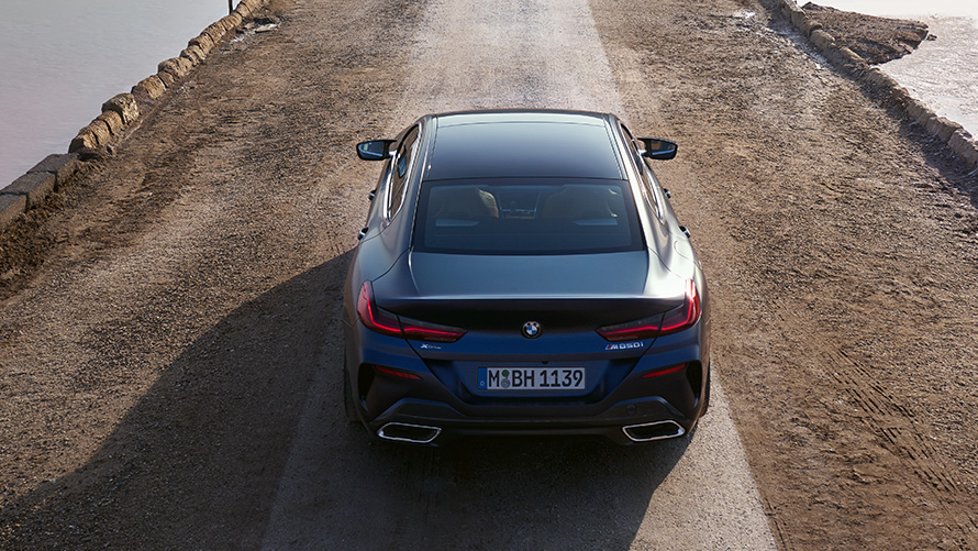 BMW M850i xDrive Gran Coupé, G16, LCI, osvežitev 2022, lakiranje BMW Individual v kovinski barvi Frozen Tanzanite Blue, pogled od zadaj iz ptičje perspektive BMW M850i xDrive Gran Coupé, G16, LCI, osvežitev 2022, lakiranje BMW Individual v kovinski barvi Frozen Tanzanite Blue, pogled od zadaj iz ptičje perspektive