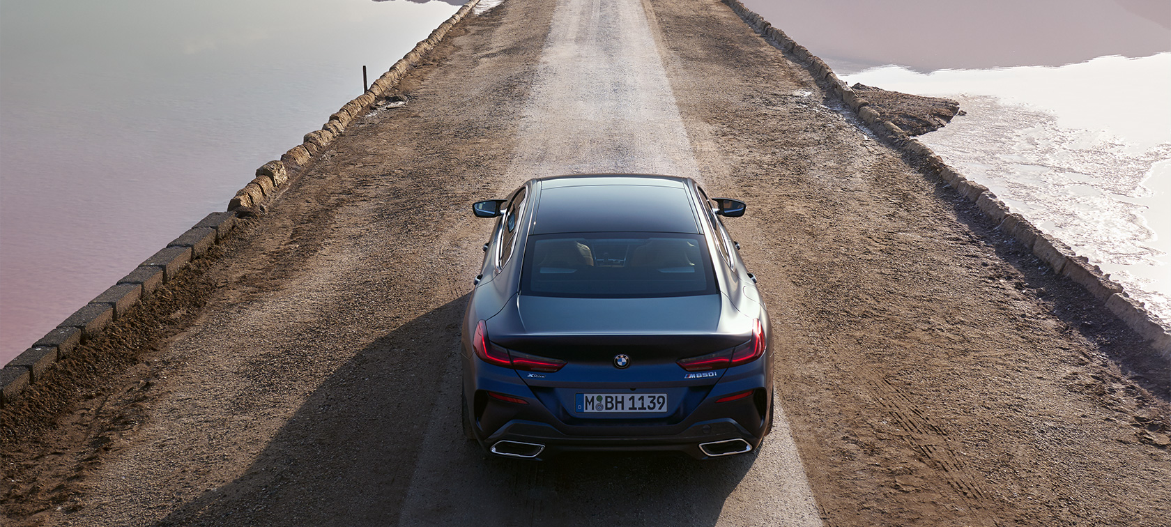 Novi BMW serije 8 Gran Coupé, G16, LCI, osvežitev 2022, novi BMW M850i xDrive, lakiranje BMW Individual v kovinski barvi Frozen Tanzanite Blue, tričetrtinski stranski pogled med mirovanjem pred stavbo Novi BMW serije 8 Gran Coupé, G16, LCI, osvežitev 2022, novi BMW M850i xDrive, lakiranje BMW Individual v kovinski barvi Frozen Tanzanite Blue, tričetrtinski stranski pogled med mirovanjem pred stavbo