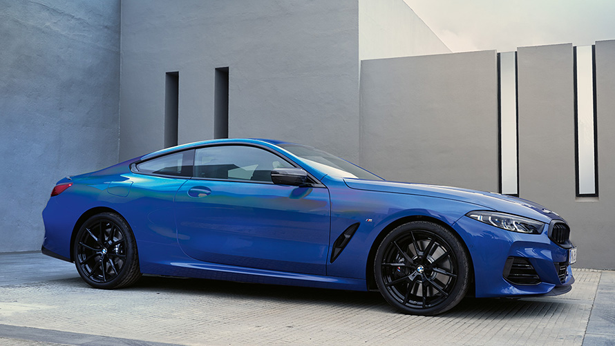 BMW serije 8 Coupé, G15, tričetrtinski stranski pogled med mirovanjem BMW serije 8 Coupé, G15, tričetrtinski stranski pogled med mirovanjem