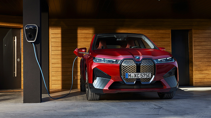 BMW iX, i20, električni SUV, BMW iX xDrive50, polnjenje BMW iX, i20, 2021, električni SUV, BMW iX xDrive50, barva Aventurin Red, polnjenje z BMW Wallbox, polnjenje