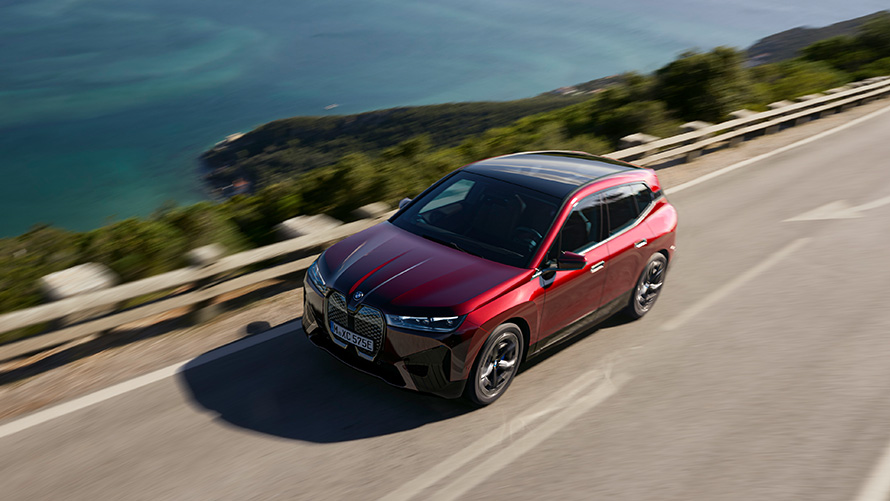 BMW iX, i20, električni SUV, BMW iX xDrive50, zmogljivost BMW iX, i20, 2021, električni SUV, BMW iX xDrive50, barva Aventurin Red, vožnja po cesti, zmogljivost