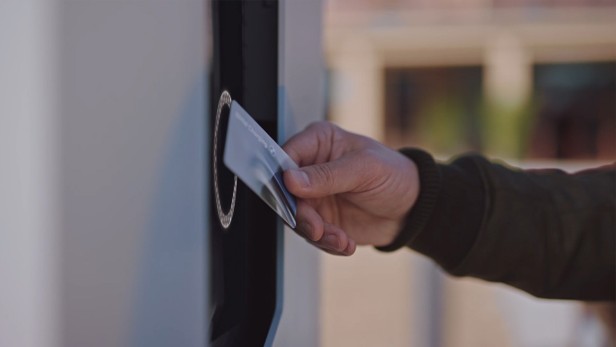 BMW iX, i20, električni SUV, javno polnjenje, videoposnetek BMW iX, i20, 2021, električni SUV, javno polnjenje, videoposnetek