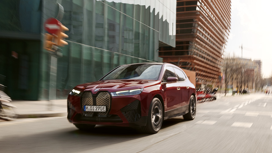 BMW iX, i20, električni SUV, BMW iX xDrive50, sistemi za pomoč vozniku BMW iX, i20, 2021, električni SUV, BMW iX xDrive50, barva Aventurin Red, vožnja v mestnem okolju