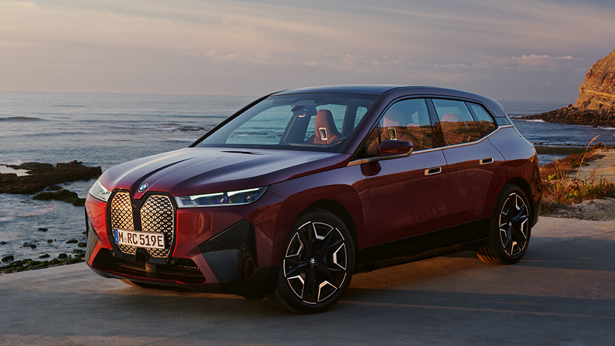 BMW iX, i20, električni SUV, BMW iX xDrive50, aerodinamična zunanjost BMW iX, i20, 2021, električni SUV, BMW iX xDrive50, barva Aventurin Red, stranski pogled zunanjosti