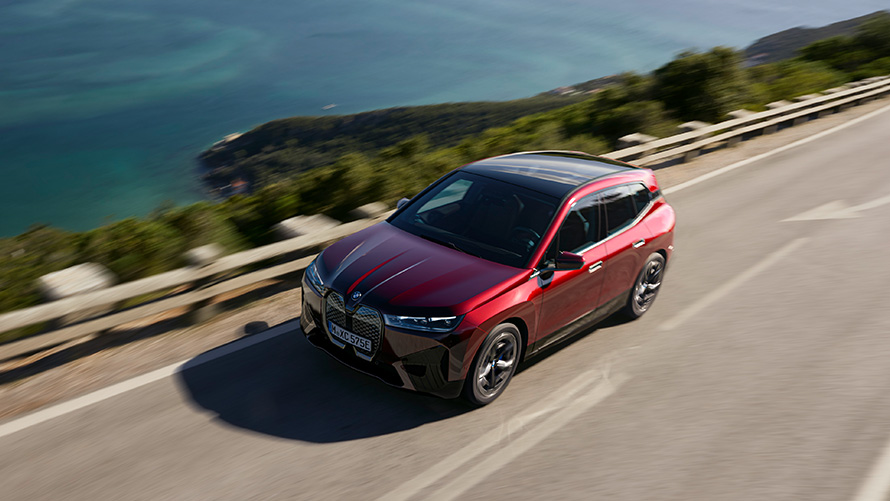 BMW iX, i20, električni SUV, BMW iX xDrive50, zmogljivost BMW iX, i20, 2021, električni SUV, BMW iX xDrive50, barva Aventurin Red, vožnja po cesti, zmogljivost