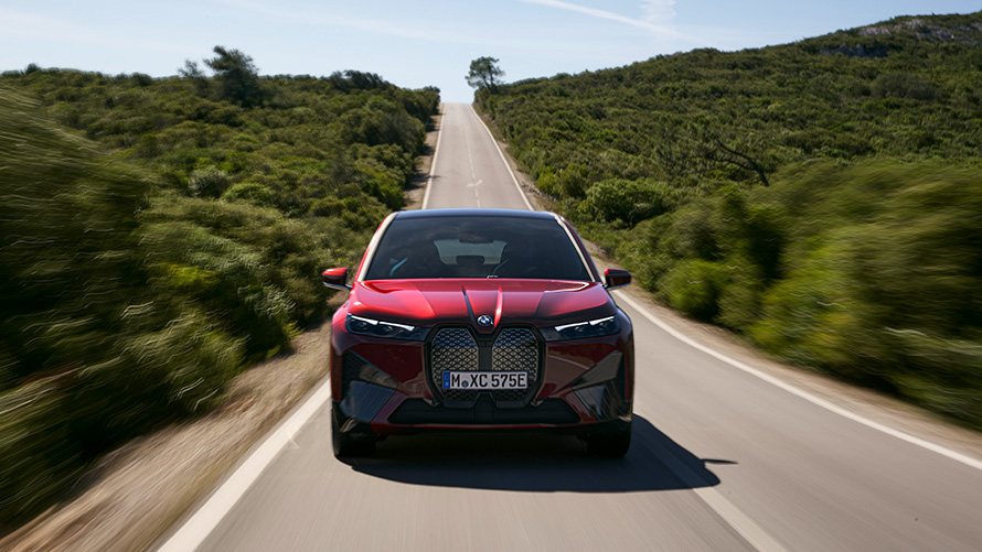 BMW iX, i20, električni SUV, BMW iX xDrive50, doseg BMW iX, i20, 2021, električni SUV, BMW iX xDrive50, barva Aventurin Red, vožnja po cesti, doseg