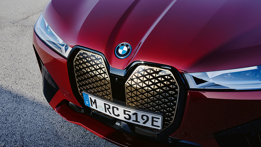 BMW iX, i20, električni SUV, BMW iX xDrive50, Shy Tech BMW iX, i20, 2021, električni SUV, BMW iX xDrive50, barva Aventurin Red, pogled od spredaj, ledvička BMW, Shy Tech