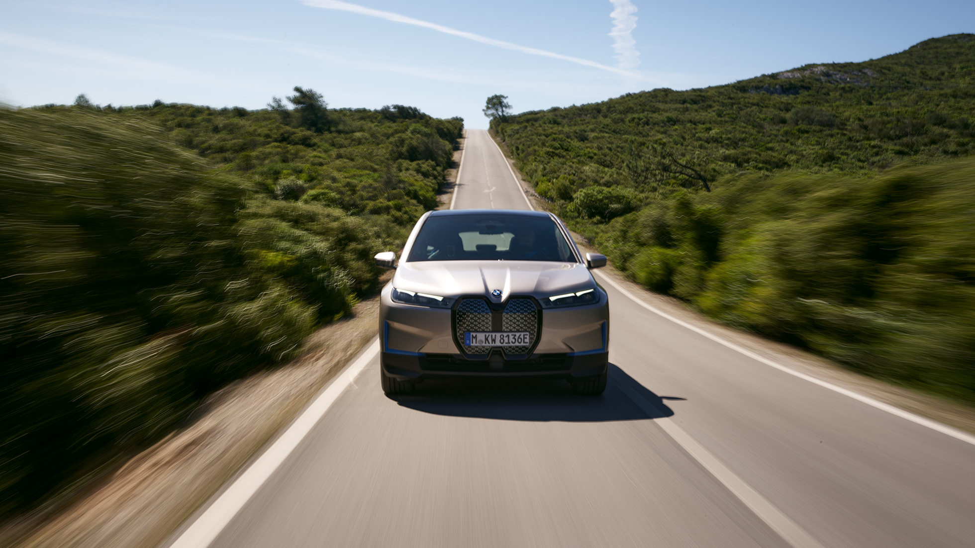 BMW iX, pogled od spredaj na cesto BMW iX, Cashmere Silver, i20, pogled od spredaj na cesto