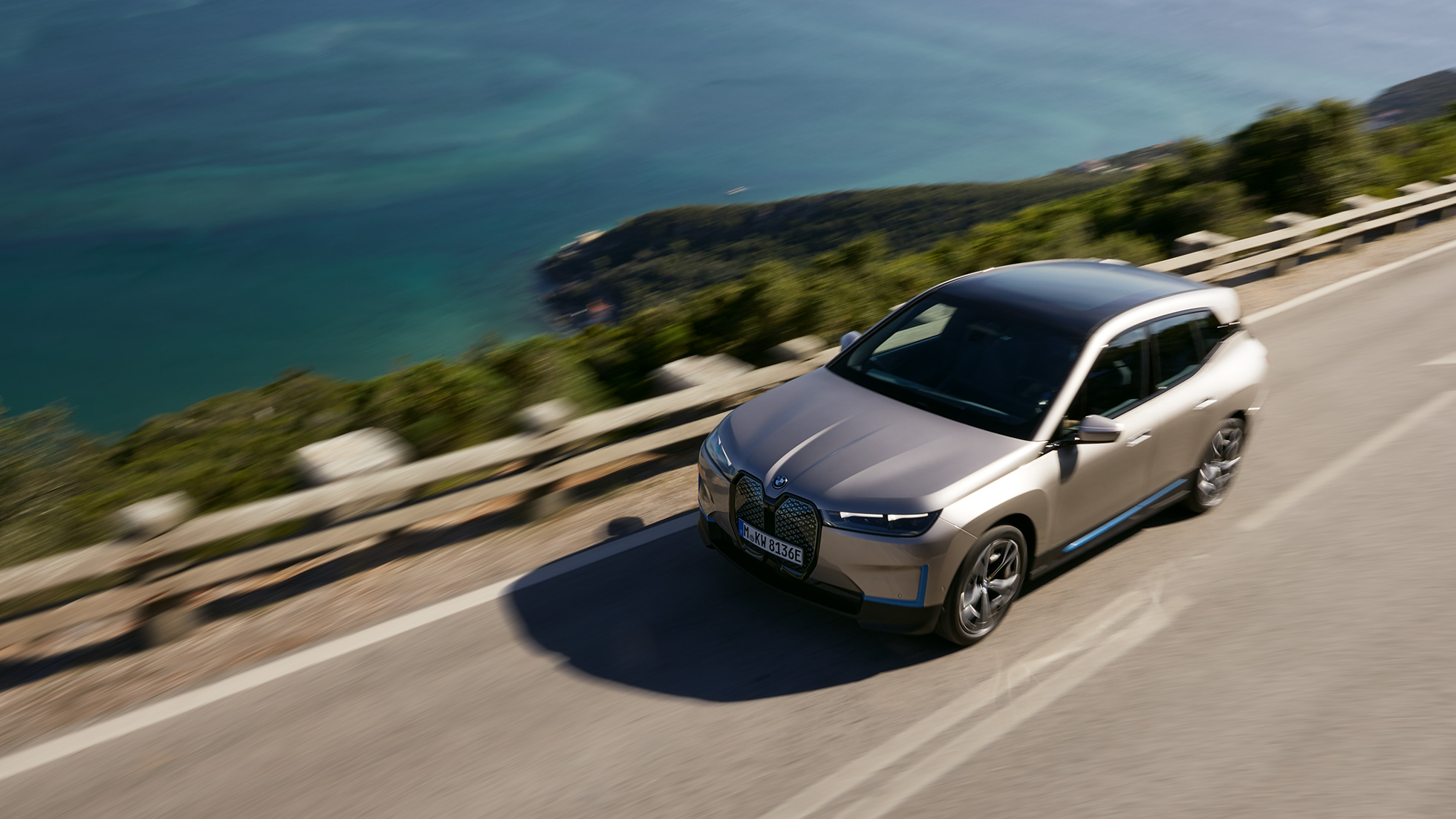 BMW iX, pogled iz ptičje perspektive na cesto BMW iX, Cashmere Silver, i20, pogled iz ptičje perspektive na cesto