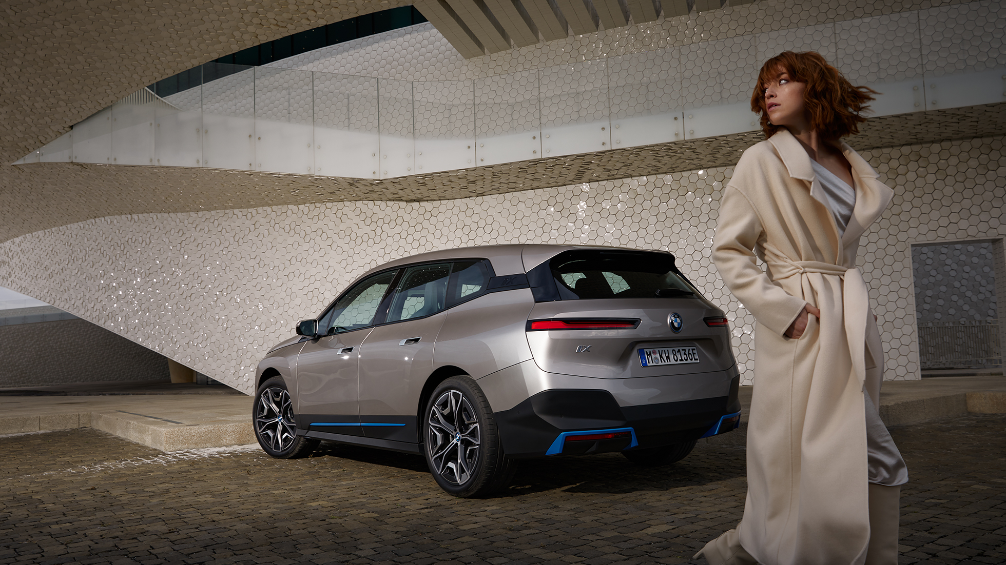 BMW iX, tričetrtinski pogled od zadaj med mirovanjem BMW iX, i20, Cashmere Silver, tričetrtinski pogled od zadaj med mirovanjem
