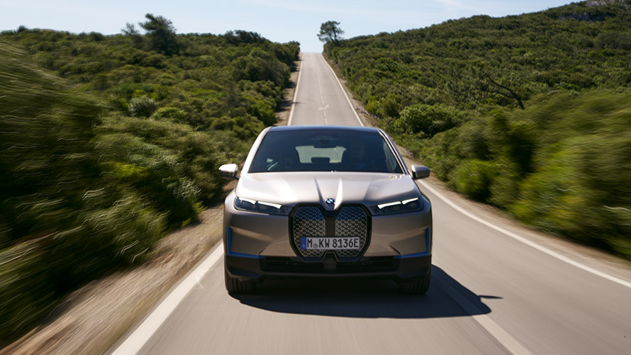 BMW iX, pogled od spredaj na cesto BMW iX, Cashmere Silver, i20, pogled od spredaj na cesto