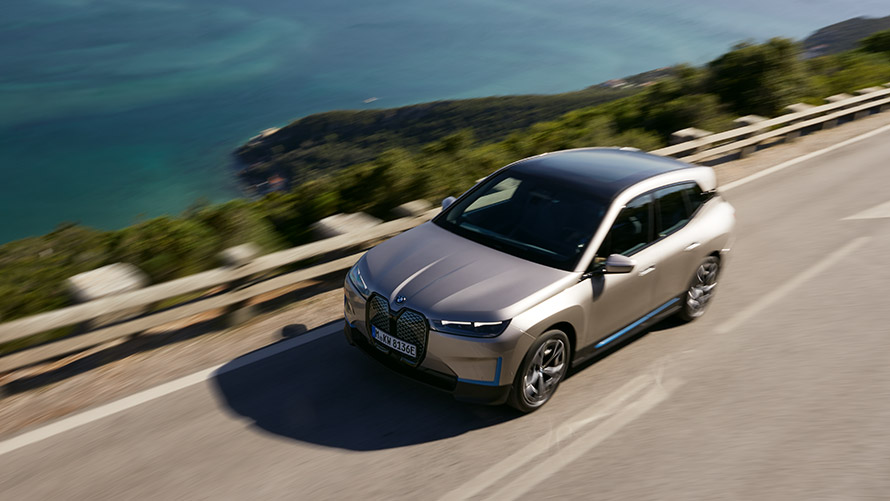 BMW iX, pogled iz ptičje perspektive na cesto BMW iX, Cashmere Silver, i20, pogled iz ptičje perspektive na cesto