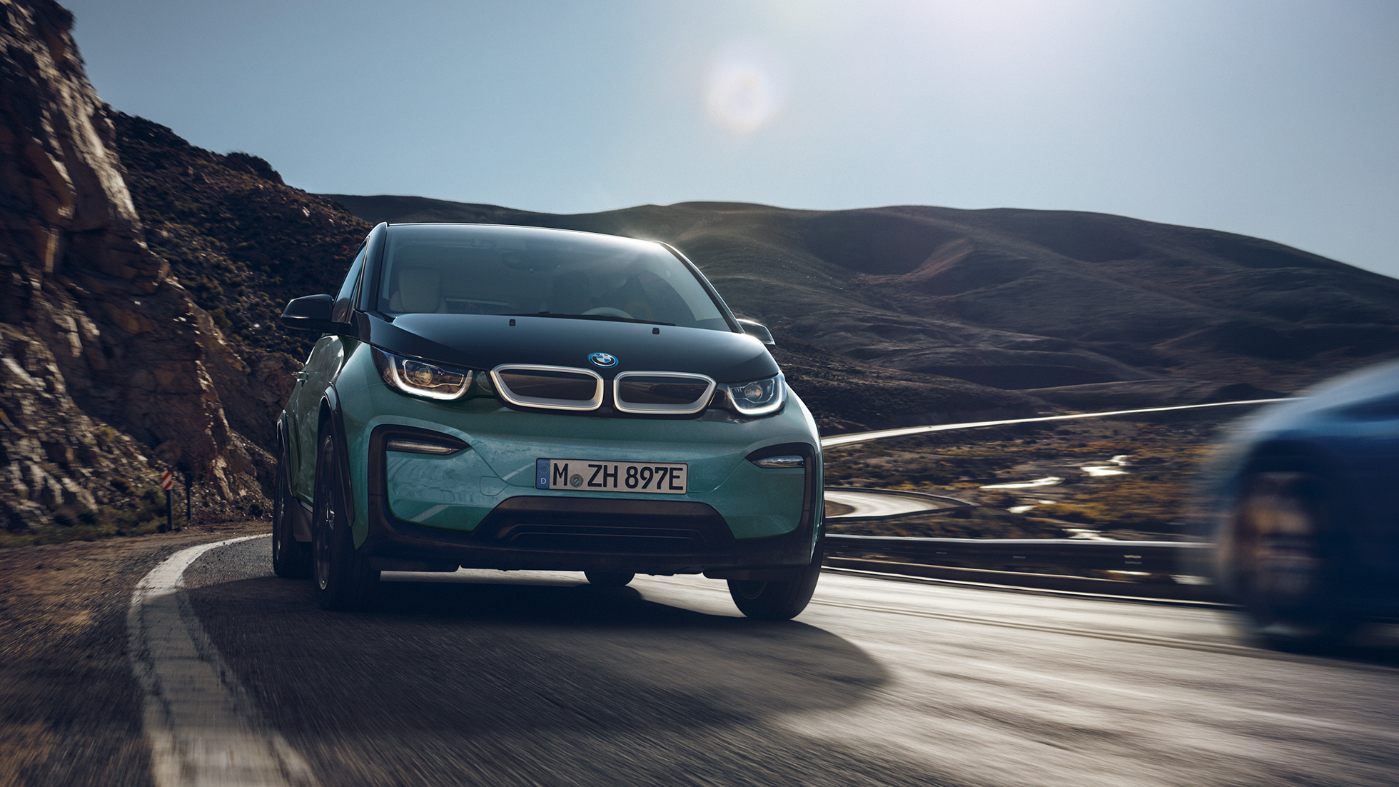 BMW i3, 2018, stranski pogled med vožnjo BMW i3, I01 2018, Jucaro Beige s poudarki v kovinski barvi Frozen Grey, stranski pogled med vožnjo v mestnem okolju