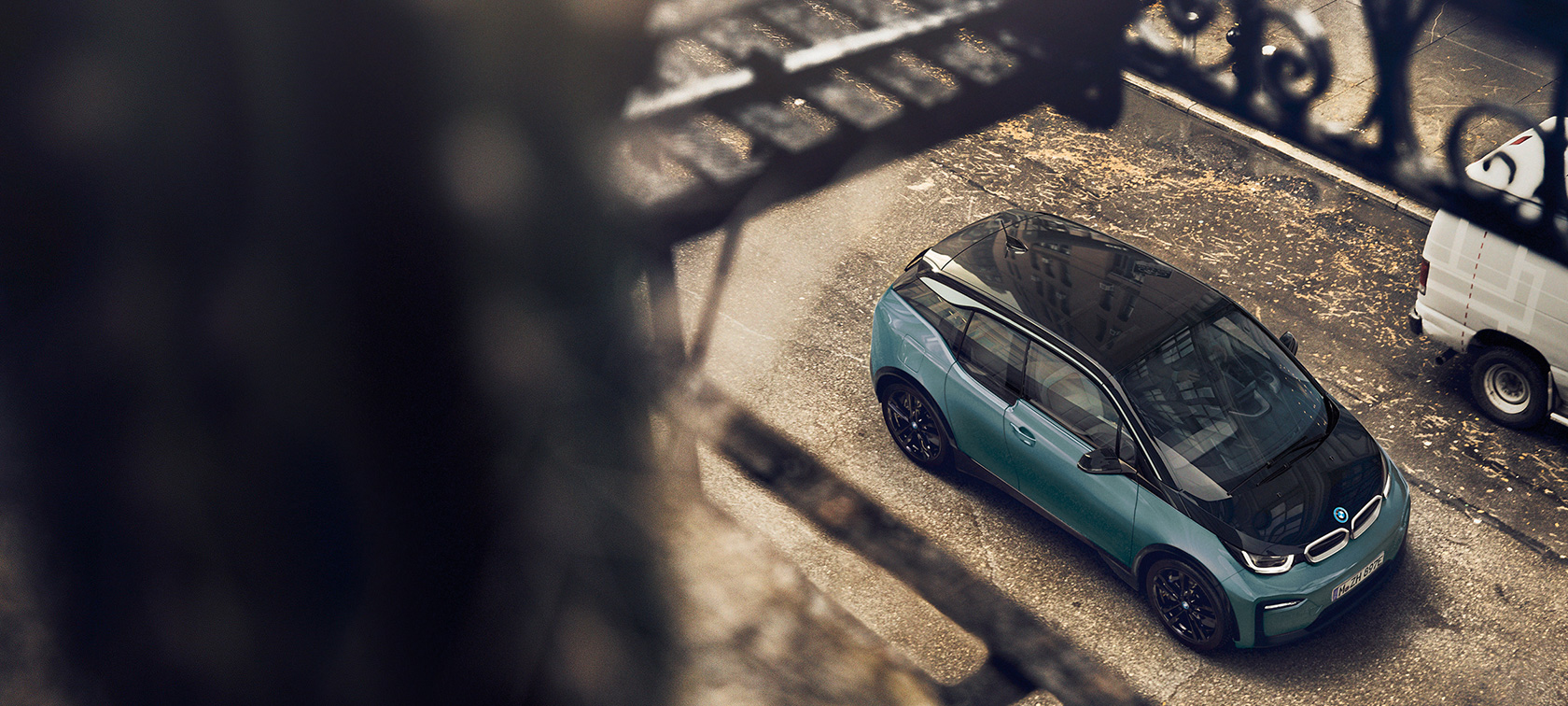 BMW i3, 2018, pogled s ptičje perspektive BMW i3, I01 2018, Jucaro Beige s poudarki v kovinski barvi Frozen Grey, pogled s ptičje perspektive na karbonsko streho