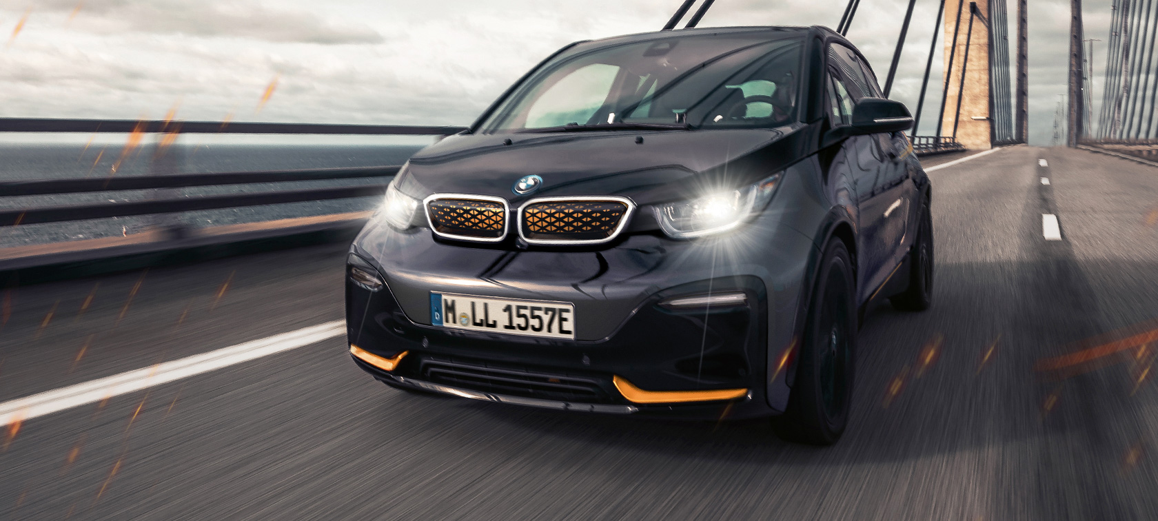 BMW i3 Unique Forever Edition, I01, tričetrtinski pogled od spredaj BMW i3 Unique Forever Edition, I01, Storm Bay s kovinskim poudarkom Frozen E-Copper, tričetrtinski pogled od spredaj med vožnjo po avtocesti