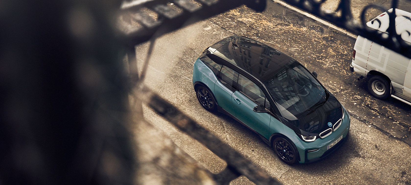 BMW i3, 2018, pogled iz ptičje perspektive BMW i3, I01, 2018, Blue Ridge Mountain s poudarki v kovinski barvi Frozen Grey, pogled iz ptičje perspektive, karbonska streha