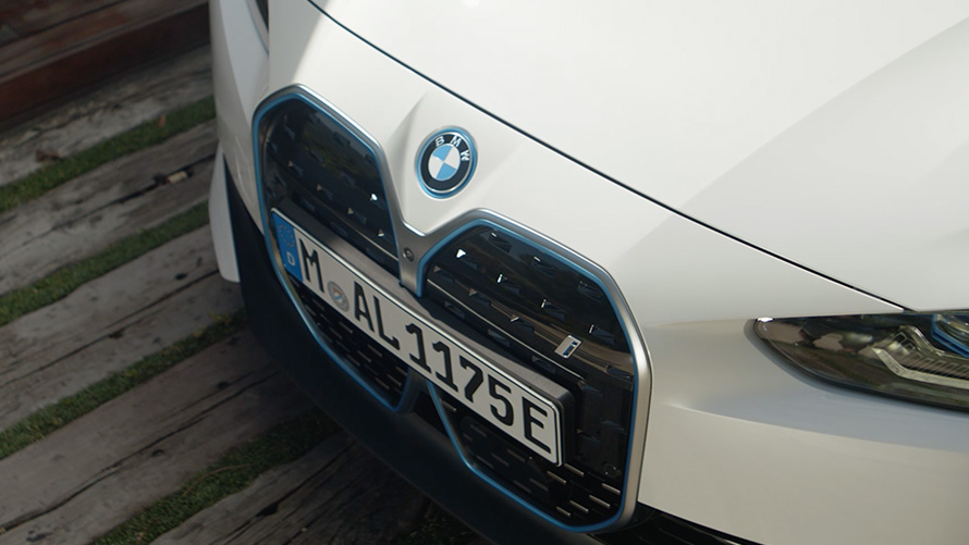BMW i4 eDrive40, G26, 2021, barva Mineral White, oblika zunanjosti podrobno, videoposnetek BMW i4 eDrive40, G26, 2021, barva Mineral White, oblika zunanjosti podrobno, videoposnetek