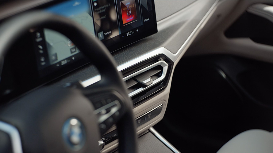 BMW i4 eDrive40, G26, 2021, barva Mineral White, oblika notranjost podrobno, videoposnetek BMW i4 eDrive40, G26, 2021, barva Mineral White, oblika notranjost podrobno, videoposnetek
