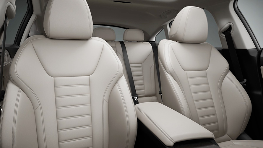 BMW i4 eDrive40, G26, 2021, barva Mineral White, oblikovni poudarki v notranjosti v kratkem videoposnetku BMW i4 eDrive40, G26, 2021, barva Mineral White, oblikovni poudarki v notranjosti v kratkem videoposnetku