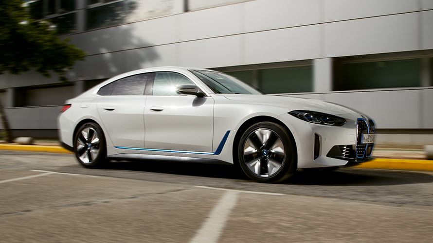 BMW i4, G26, 2021, stranski pogled pred stavbo BMW i4, G26, 2021, stranski pogled pred stavbo