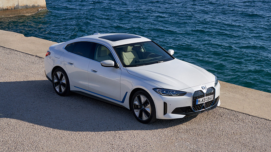 BMW i4 eDrive40, G26, 2021, tričetrtinski pogled od spredaj na pomol BMW i4 eDrive40, G26, 2021, barva Mineral White, tričetrtinski pogled od spredaj na pomol