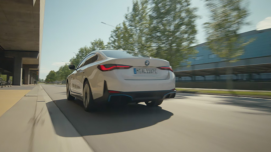 BMW i4, G26, 2021, popolnoma električno vozilo, pogled od blizu na bočno stran spredaj BMW i4, G26, 2021, popolnoma električno vozilo, pogled od blizu na bočno stran spredaj