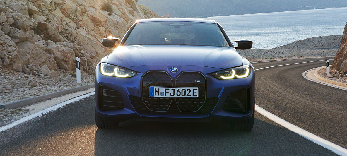 BMW i4 M50, G26, 2021, pogled od spredaj med vožnjo BMW i4 M50, G26, 2021, kovinska barva M Portimao Blue, pogled od spredaj med vožnjo po cesti
