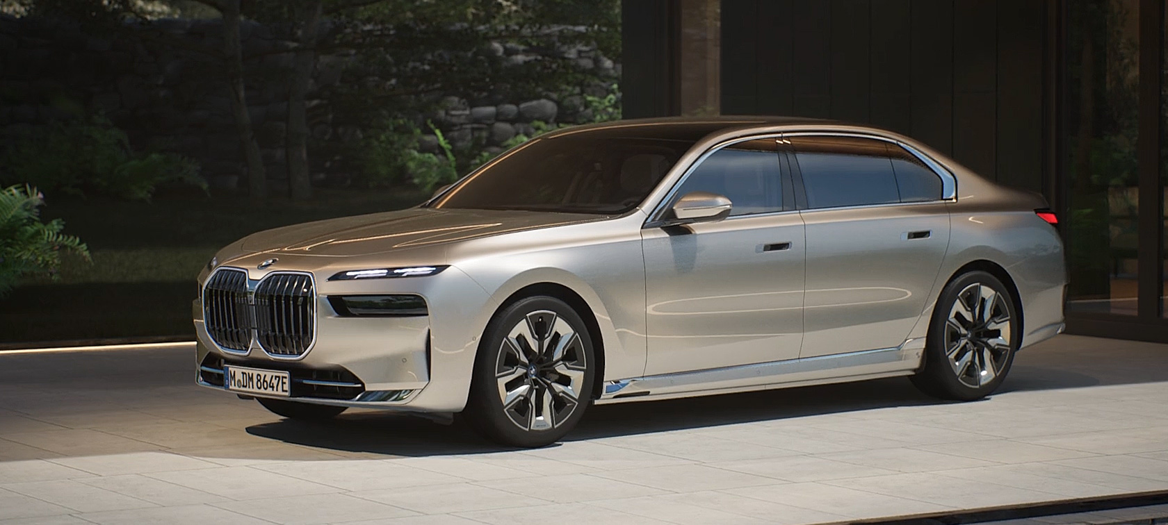 BMW i7 Limuzina, G70, poudarki na zunanjosti v videoposnetku BMW i7 Limuzina, G70, lakiranje BMW Individual v kovinski barvi Oxid Grey, poudarki na zunanjosti v videoposnetku