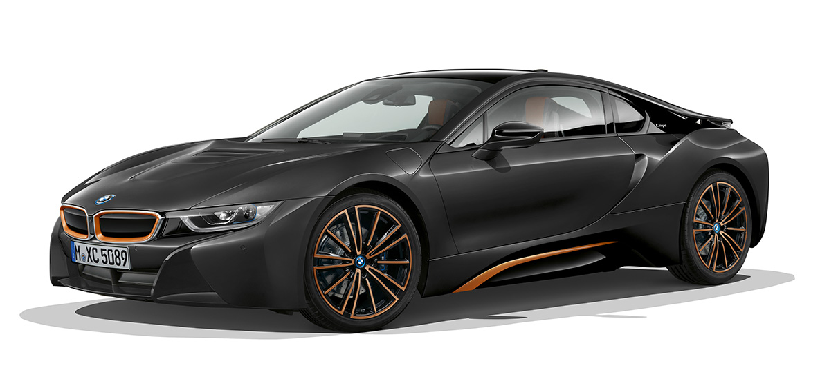 BMW i8 Coupé Ultimate Sophisto Edition, tričetrtinski pogled od spredaj BMW i8 Coupé Ultimate Sophisto Edition, Sophisto Grey, tričetrtinski pogled od spredaj