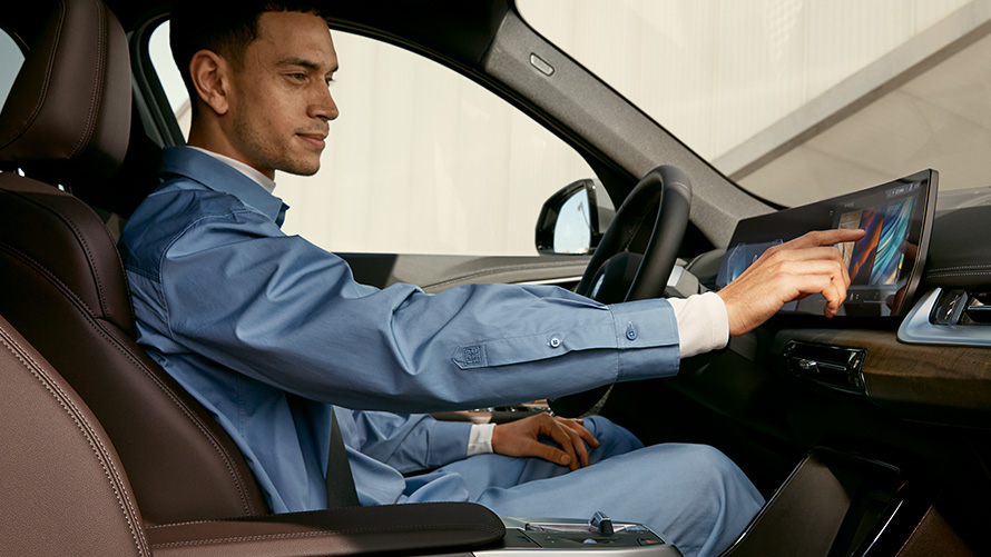 BMW iX1, U11, BEV, notranjost, upravljanje na dotik BMW iX1, U11, BEV, notranjost, voznik, upravljanje na dotik, ukrivljeni zaslon