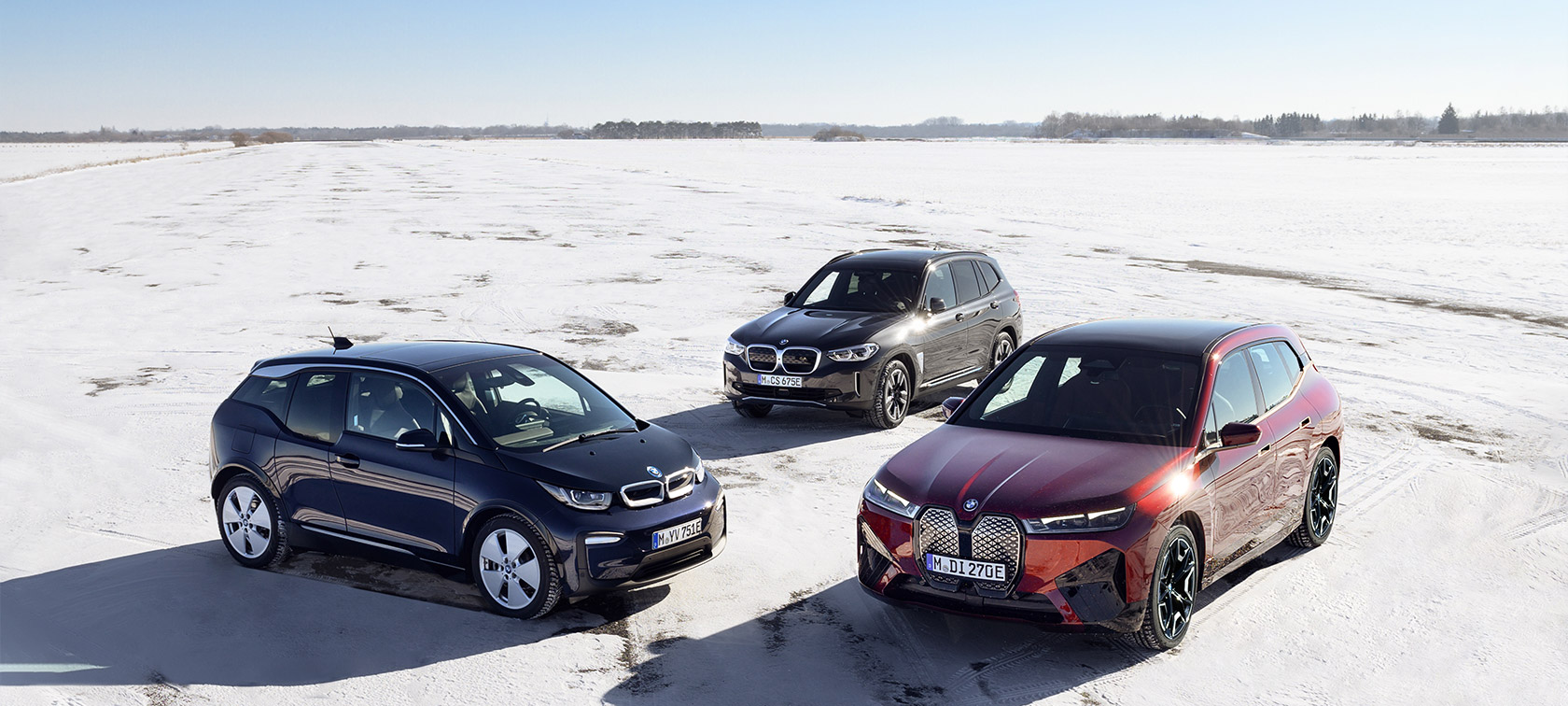 Električni avtomobili BMW, tričetrtinski bočni pogled na pesek, pogled iz ptičje perspektive BMW serije i, električni avtomobili BMW, tričetrtinski bočni pogled na pesek, pogled iz ptičje perspektive