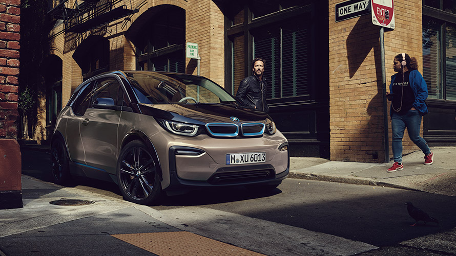 BMW i3, I01, prva generacija, tričetrtinski pogled od spredaj na vozni pas BMW serije i, BMW i3, I01, prva generacija, tričetrtinski pogled od spredaj na vozni pas