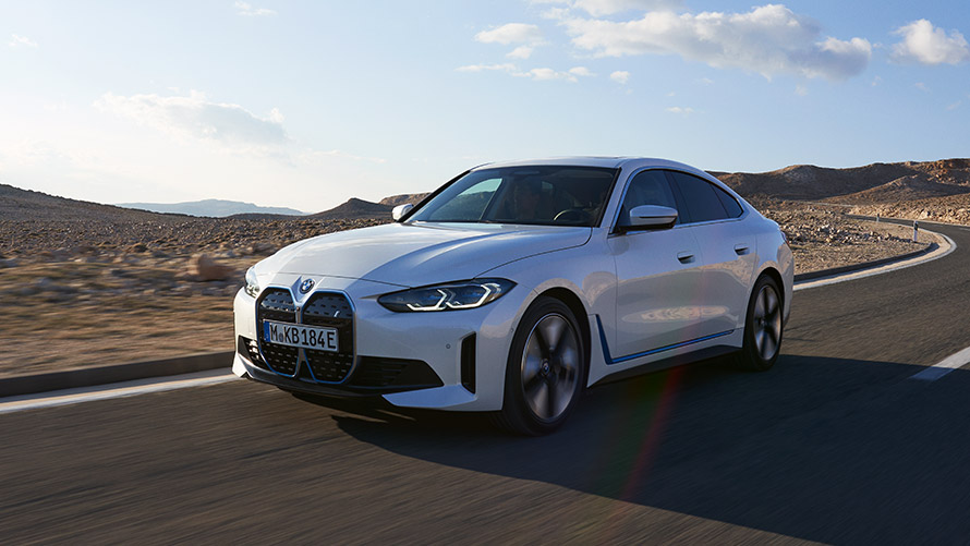 BMW i4, G26, prva generacija, tričetrtinski pogled od spredaj med vožnjo BMW serije i, BMW i4, G26, prva generacija, tričetrtinski pogled od spredaj med vožnjo