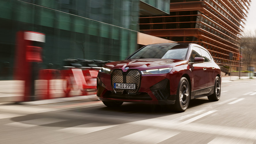BMW iX, I20, prva generacija, tričetrtinski pogled od spredaj med vožnjo BMW serije i, BMW iX, I20, prva generacija, tričetrtinski pogled od spredaj med vožnjo
