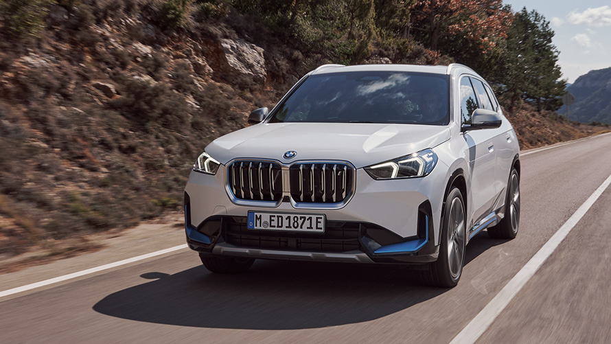 BMW iX1, U11, prva generacija, tričetrtinski pogled od spredaj med vožnjo BMW serije X, BMW iX1, U11, prva generacija, tričetrtinski pogled od spredaj med vožnjo