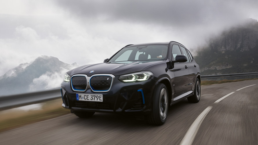 BMW iX3, G08, prva generacija, tričetrtinski stranski pogled med vožnjo BMW serije i, BMW iX3, G08, prva generacija, tričetrtinski stranski pogled med vožnjo