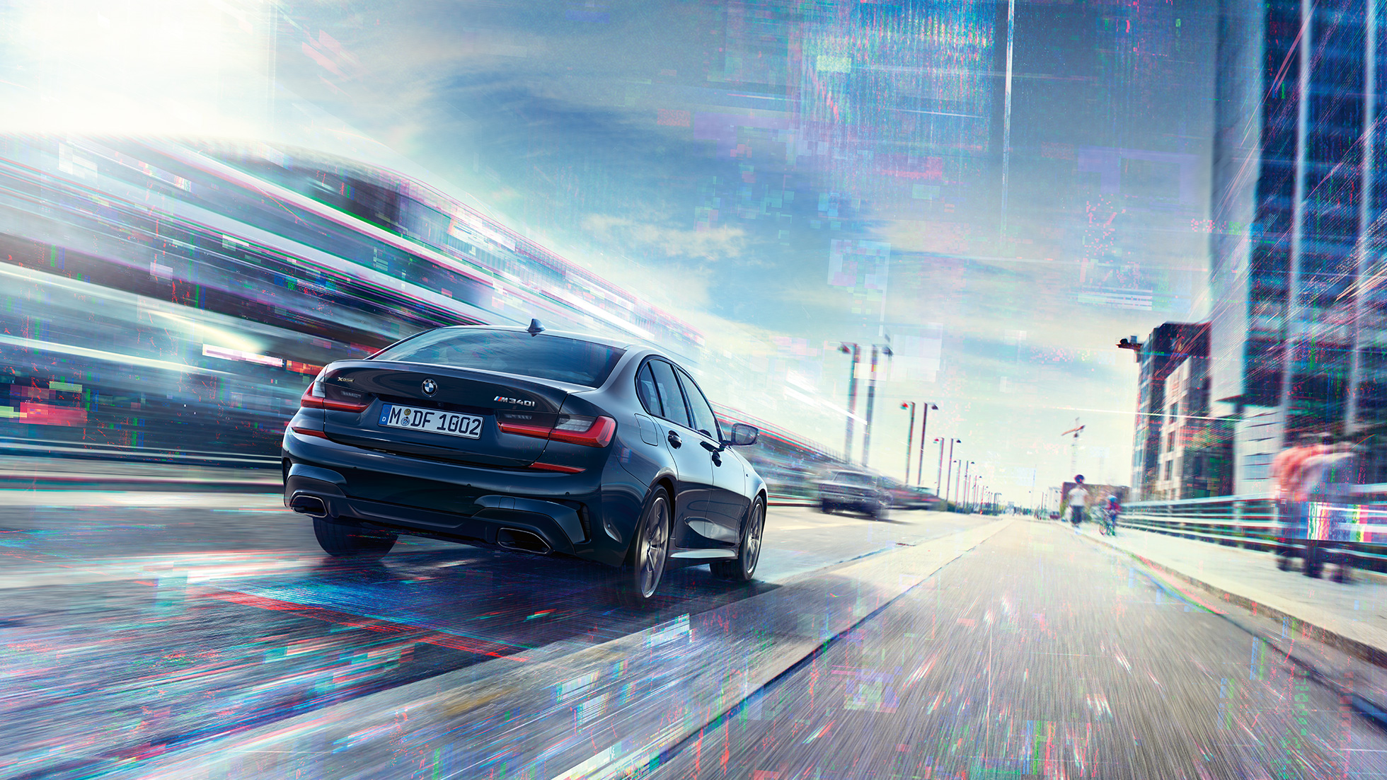 Rear View v BMW M340i xDrive Limuzina BMW M340i xDrive Limuzina G20, kovinska barva Sapphire Black, pogled od zadaj med vožnjo