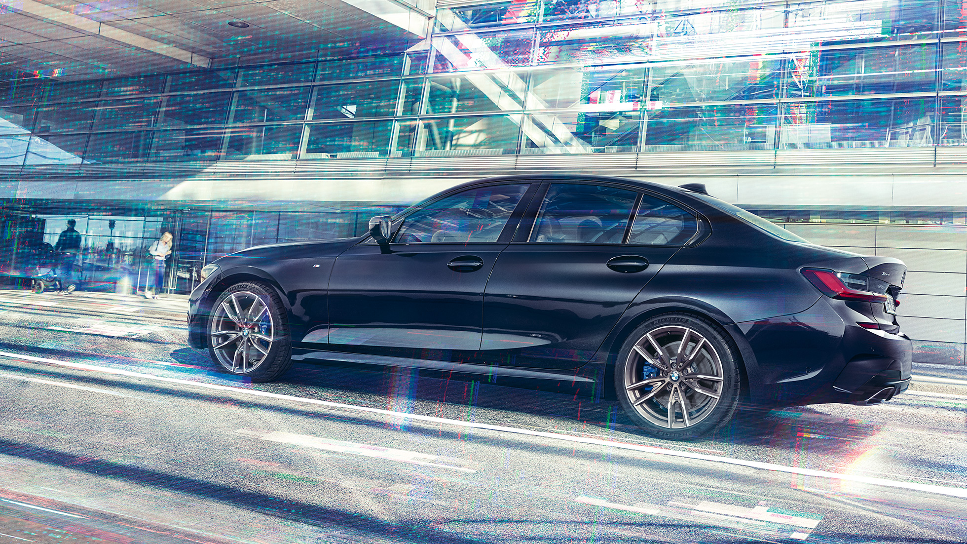 Stranski pogled na BMW M340i xDrive Limuzina BMW M340i xDrive Limuzina G20, kovinska barva Sapphire Black, stranski pogled med vožnjo