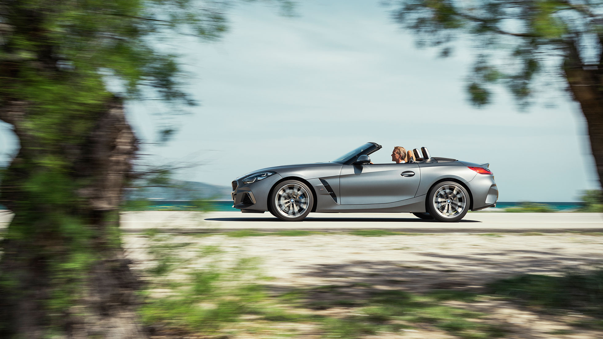 Zunanjost BMW Z4 M40i G29 BMW Z4 Roadster M40i, G29 2019 Cabrio, lakiranje BMW Individual v kovinski barvi Frozen Grey, stranski pogled