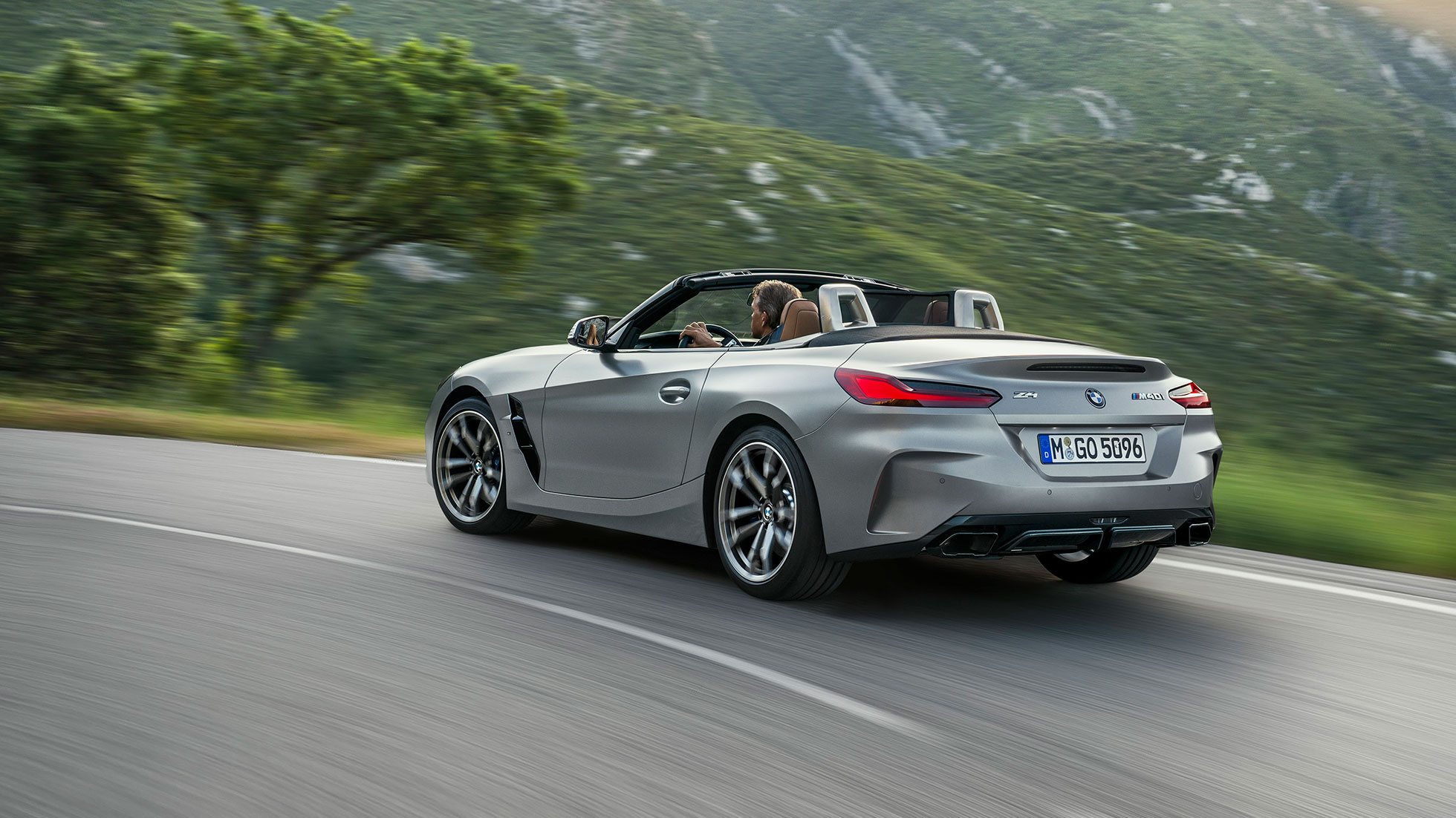 Vozna dinamika BMW Z4 M40i G29 BMW Z4 Roadster M40i, G29 2019, lakiranje BMW Individual v kovinski barvi Frozen Grey, tričetrtinski pogled od zadaj med vožnjo